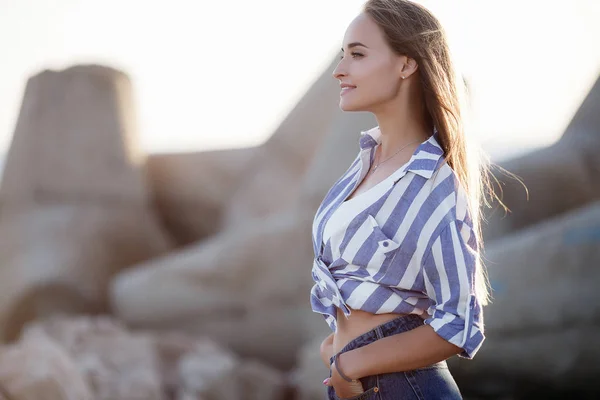 Schöne Brünette Sitzt Auf Den Felsen Sexy Brünette Mädchen Posiert — Stockfoto