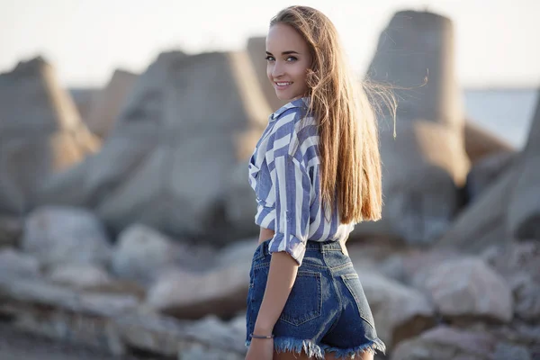 Beautiful Brunette Sitting Rocks Sexy Brunette Girl Posing Alone Beach — Stock Photo, Image