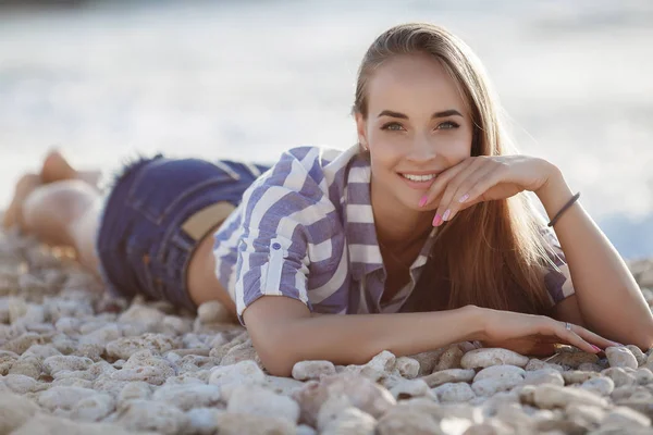 Piękna Brunetka Siedzi Skałach Seksowna Brunetka Dziewczyna Pozowanie Sam Plaży Obraz Stockowy