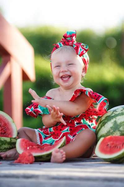Child Eating Watermelon Garden Kids Eat Fruit Outdoors Healthy Snack — Stock Photo, Image