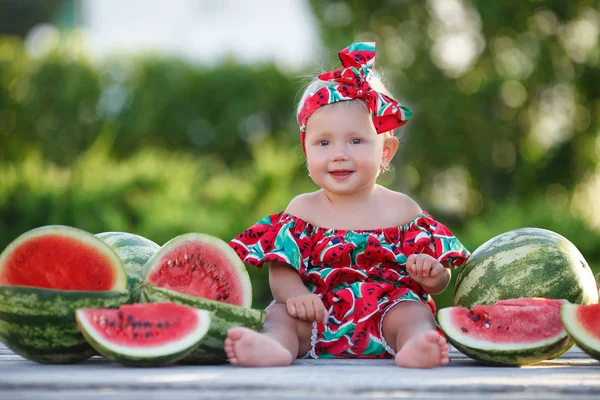 Enfant Mangeant Pastèque Dans Jardin Les Enfants Mangent Des Fruits — Photo