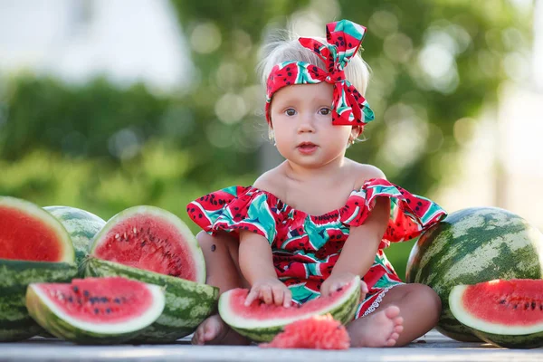 Enfant Mangeant Pastèque Dans Jardin Les Enfants Mangent Des Fruits — Photo