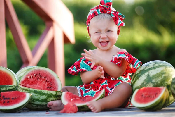 Enfant Mangeant Pastèque Dans Jardin Les Enfants Mangent Des Fruits — Photo