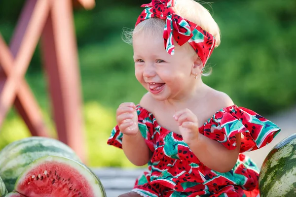 Child Eating Watermelon Garden Kids Eat Fruit Outdoors Healthy Snack — Stock Photo, Image