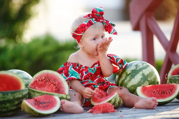 Child Eating Watermelon Garden Kids Eat Fruit Outdoors Healthy Snack — Stock Photo, Image