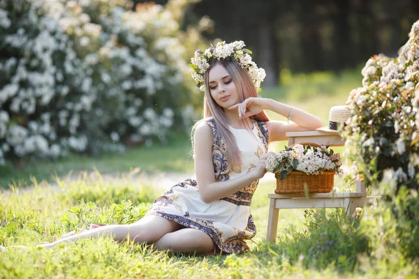 Schöne Frau Eleganten Sommerkleid Blondes Mädchen Mit Langen Gesunden Und — Stockfoto