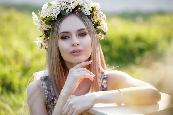 Hermosa Mujer Elegante Vestido Verano Chica Rubia Con Pelo Largo — Foto de Stock