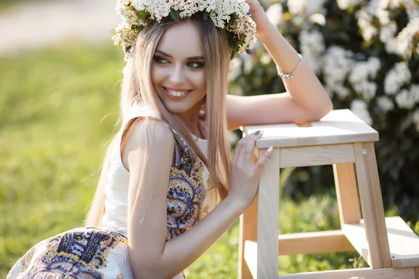 Krásná Žena Elegantních Letních Šatech Blondýnka Dlouhými Zdravými Kudrnatými Vlasy — Stock fotografie