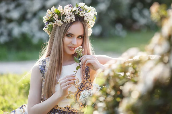 Krásná Žena Elegantních Letních Šatech Blondýnka Dlouhými Zdravými Kudrnatými Vlasy — Stock fotografie