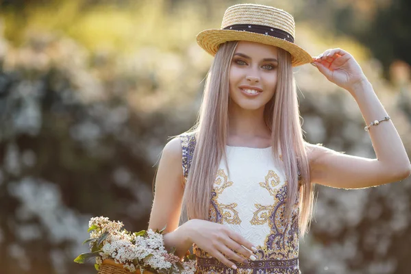 Krásná Žena Elegantních Letních Šatech Blondýnka Dlouhými Zdravými Kudrnatými Vlasy — Stock fotografie