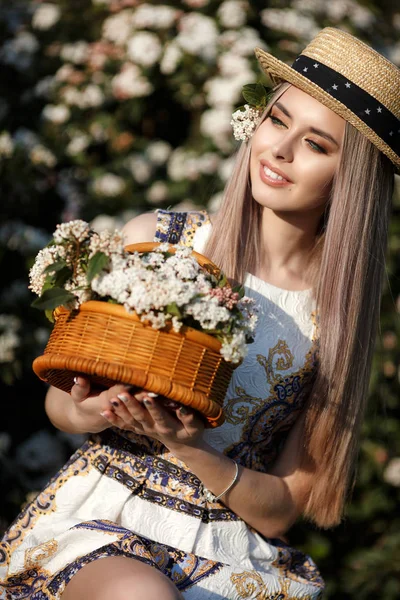 Hermosa Mujer Elegante Vestido Verano Chica Rubia Con Pelo Largo — Foto de Stock