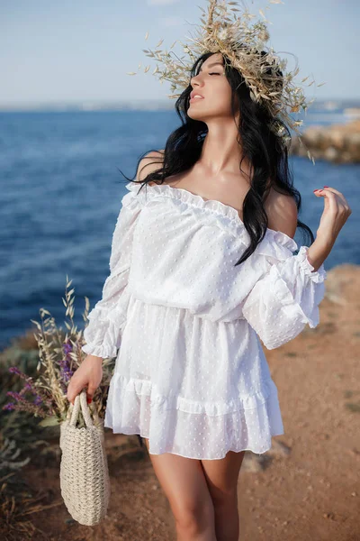 Lycklig Kvinna Stranden Porträtt Vacker Flicka Närbild Havet Bakgrund Fjäder — Stockfoto