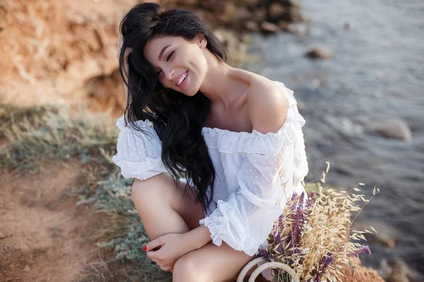 Una Mujer Feliz Playa Retrato Una Hermosa Chica Cerca Sobre — Foto de Stock