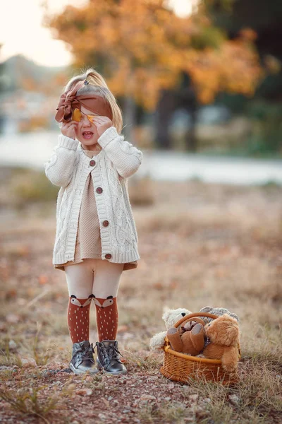 Fashionista Ragazza Felice Giorno Autunno Bambina Felice Sorridente Con Foglie — Foto Stock