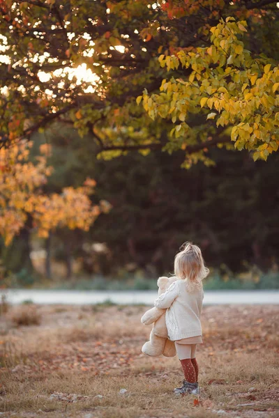 Wenig Fashionista Glückliches Mädchen Einem Herbsttag Kleines Mädchen Glücklich Lächelnd — Stockfoto