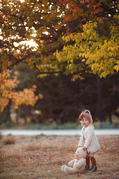 Küçük Moda Düşkünü Sonbahar Gününde Mutlu Bir Kız Sonbahar Yapraklarıyla — Stok fotoğraf