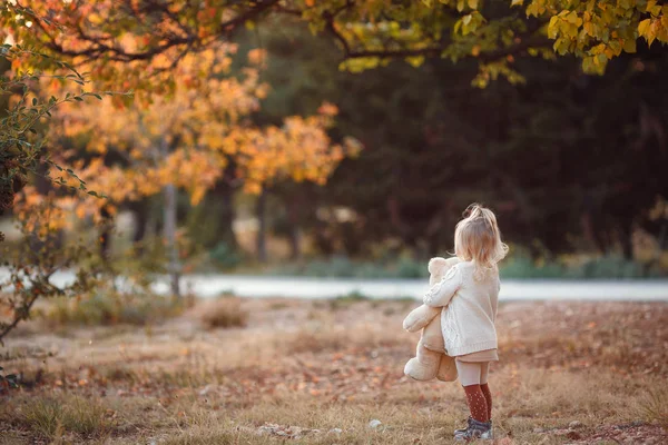 Lilla Fashionista Glad Tjej Höstdagen Liten Flicka Glad Leende Med — Stockfoto