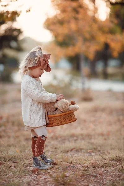 Fashionista Ragazza Felice Giorno Autunno Bambina Felice Sorridente Con Foglie — Foto Stock