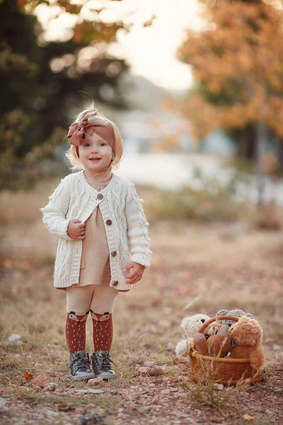 ファッショニスタ秋の日に幸せな女の子 女の子の秋の葉で笑顔幸せ 女の子の秋のスタイル 女の子は秋の季節に興奮しています 秋の暖かい季節楽しい瞬間 子供の女の子の笑顔を保持カエデの葉 — ストック写真
