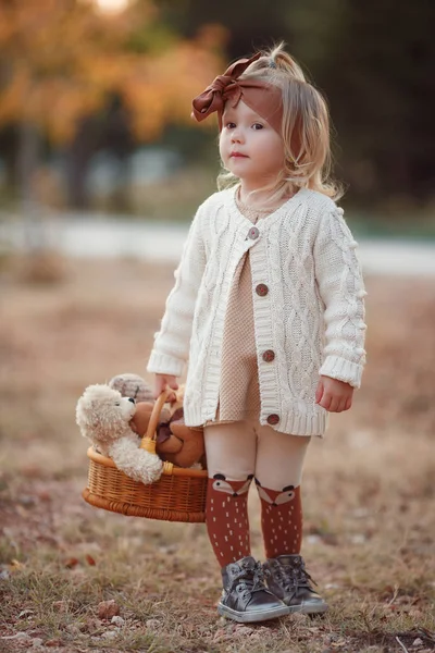小时尚主义者 秋日快乐的女孩 小女孩带着秋天的树叶开心地笑着 女生秋风 这个小女孩对秋天的季节很兴奋 秋天温暖的季节令人愉快的时刻 小女孩笑脸抱着枫叶 — 图库照片