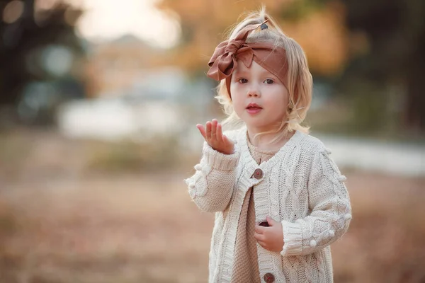 Een Kleine Fashionista Gelukkig Meisje Herfstdag Klein Meisje Blij Lachend — Stockfoto