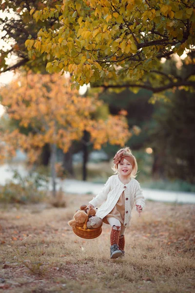 小时尚主义者 秋日快乐的女孩 小女孩带着秋天的树叶开心地笑着 女生秋风 这个小女孩对秋天的季节很兴奋 秋天温暖的季节令人愉快的时刻 小女孩笑脸抱着枫叶 — 图库照片