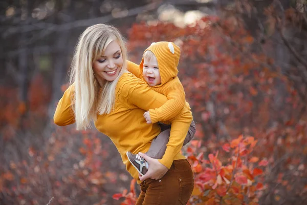Moeder Baby Spelen Het Herfstpark Ouder Kind Wandelen Het Bos — Stockfoto