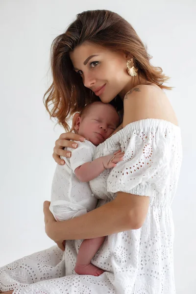 Gelukkige Moeder Bed Met Haar Baby Portret Van Een Prachtige — Stockfoto