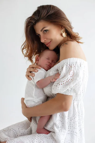 Mãe Feliz Cama Com Seu Bebê Retrato Uma Bela Mãe — Fotografia de Stock