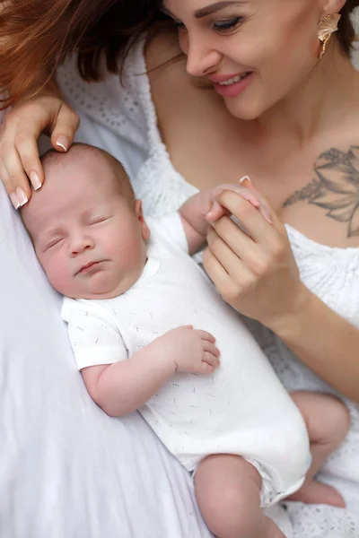 Glückliche Mutter Mit Ihrem Baby Bett Porträt Einer Schönen Liebevollen — Stockfoto