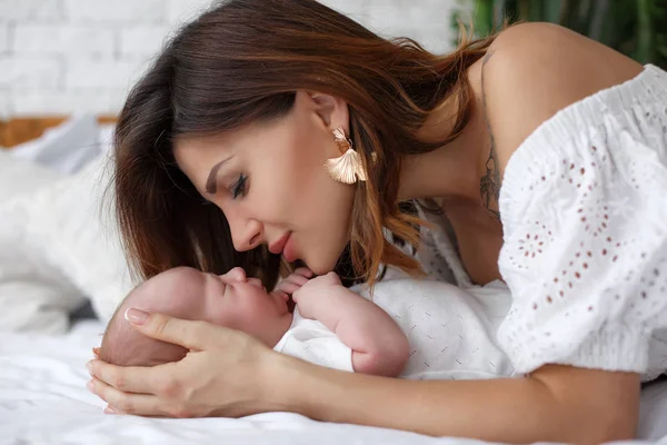 Glückliche Mutter Mit Ihrem Baby Bett Porträt Einer Schönen Liebevollen — Stockfoto