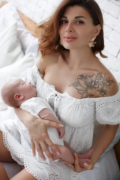 Mãe Feliz Cama Com Seu Bebê Retrato Uma Bela Mãe — Fotografia de Stock