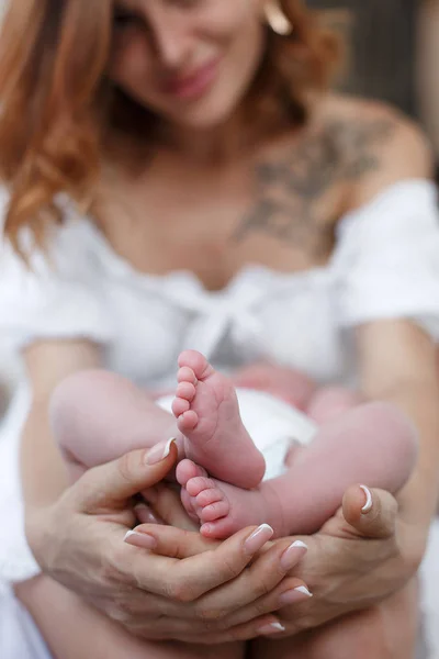 Glückliche Mutter Mit Ihrem Baby Bett Porträt Einer Schönen Liebevollen — Stockfoto