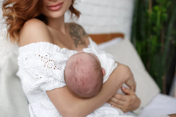 Glückliche Mutter Mit Ihrem Baby Bett Porträt Einer Schönen Liebevollen — Stockfoto