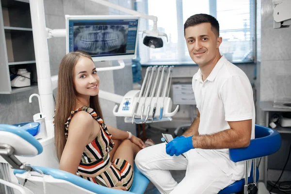 Klinika Stomatologiczna Przyjęcie Badanie Pacjenta Pielęgnacja Zębów Młoda Kobieta Poddaje — Zdjęcie stockowe