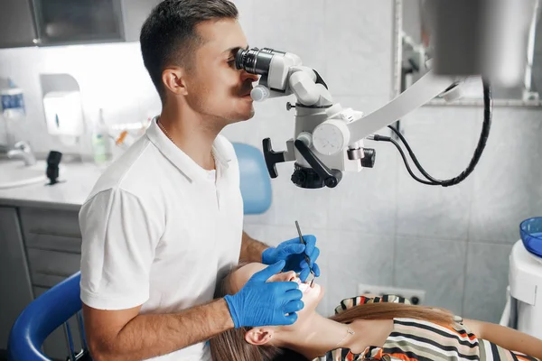 Diş Sağlığı Kliniği Resepsiyon Hastanın Muayenesi Diş Bakımı Genç Bir — Stok fotoğraf