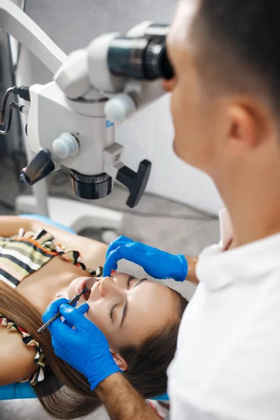 Tandheelkundige Kliniek Ontvangst Onderzoek Van Patiënt Tandverzorging Jonge Vrouw Ondergaat — Stockfoto