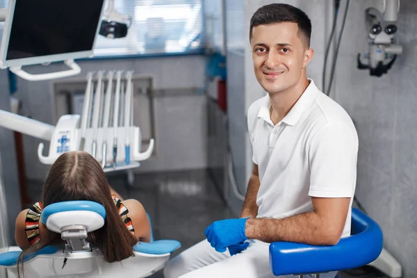 Tandheelkundige Kliniek Ontvangst Onderzoek Van Patiënt Tandverzorging Jonge Vrouw Ondergaat — Stockfoto