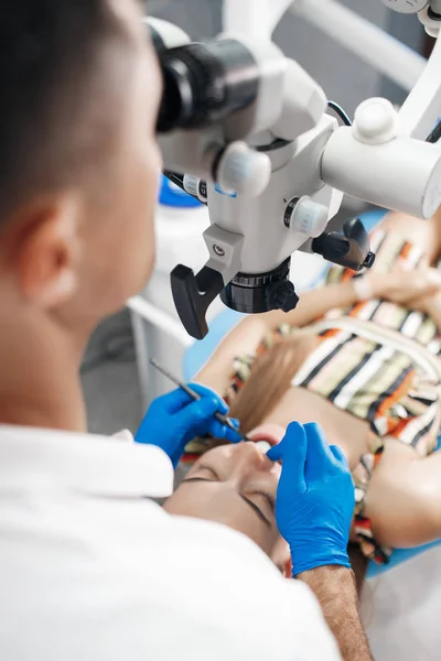 Tandheelkundige Kliniek Ontvangst Onderzoek Van Patiënt Tandverzorging Jonge Vrouw Ondergaat — Stockfoto