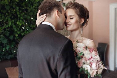 Düğün gününde gelin ve damat yazın şato bölgesinde dışarıda yürüyor. Gelinlik çifti, yeni evli bir kadın ve sevgiyle kucaklaşan bir erkek. İnsanlar mutlu ve gülümsüyor. Gelin, damadın ellerinde. Birbirlerine aşık mutlu çiftler.