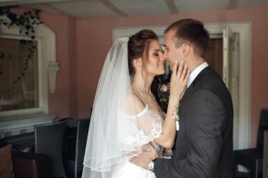 Düğün gününde gelin ve damat yazın şato bölgesinde dışarıda yürüyor. Gelinlik çifti, yeni evli bir kadın ve sevgiyle kucaklaşan bir erkek. İnsanlar mutlu ve gülümsüyor. Gelin, damadın ellerinde. Birbirlerine aşık mutlu çiftler.