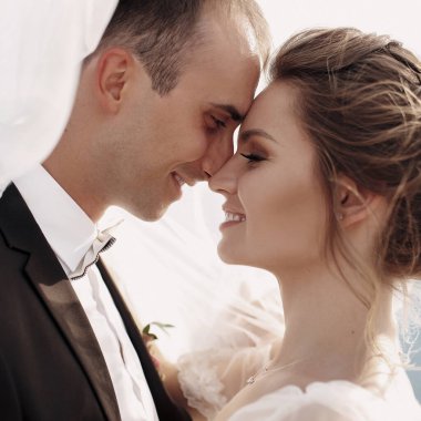 Düğün gününde gelin ve damat yazın şato bölgesinde dışarıda yürüyor. Gelinlik çifti, yeni evli bir kadın ve sevgiyle kucaklaşan bir erkek. İnsanlar mutlu ve gülümsüyor. Gelin, damadın ellerinde. Birbirlerine aşık mutlu çiftler.