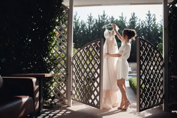 Brunette Noiva Moda Vestido Noiva Branco Com Maquiagem Dia Casamento — Fotografia de Stock