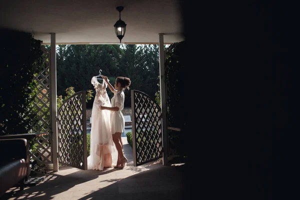 Morena Novia Vestido Novia Blanco Moda Con Maquillaje Día Boda — Foto de Stock