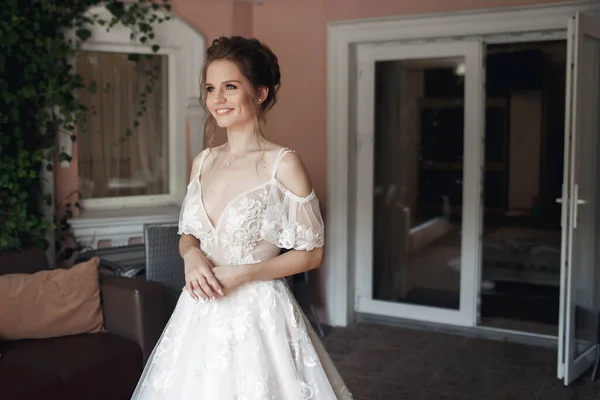Brunetka Nevěsta Módní Bílé Svatební Šaty Make Upem Svatební Den — Stock fotografie