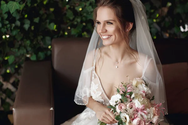 Brünette Braut Modischen Weißen Hochzeitskleid Mit Make Hochzeitstag Der Braut — Stockfoto
