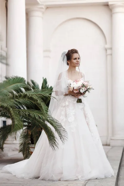 Brünette Braut Modischen Weißen Hochzeitskleid Mit Make Hochzeitstag Der Braut — Stockfoto