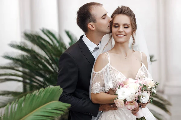 Düğün Gününde Gelin Damat Yazın Şato Bölgesinde Dışarıda Yürüyor Gelinlik — Stok fotoğraf