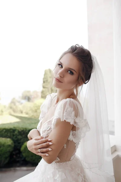 Brunetka Nevěsta Módní Bílé Svatební Šaty Make Upem Svatební Den — Stock fotografie