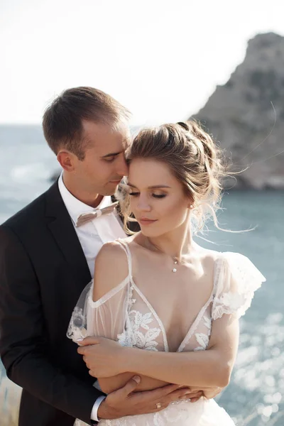 Bride Groom Look Each Other Background Magnificent View Sea Mountains — Stock Photo, Image